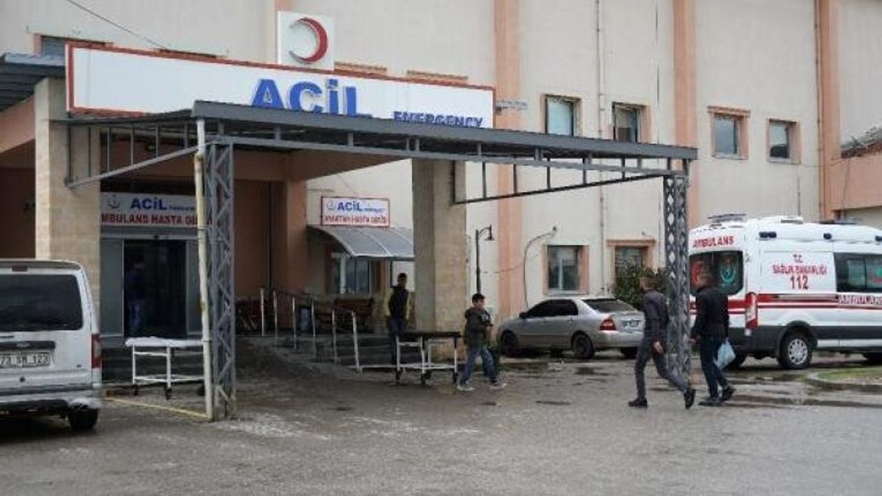Adliye kapısında polislerin arasında bıçaklı saldırıya uğradı hayatını kaybetti