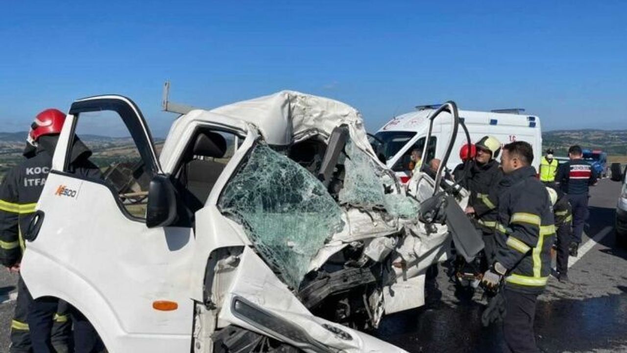 Kamyonet tıra arkadan çarptı: 1 ölü, 1 yaralı