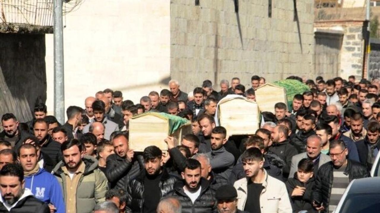 Sönmez ailesi Cizre'de yanyana definedildi