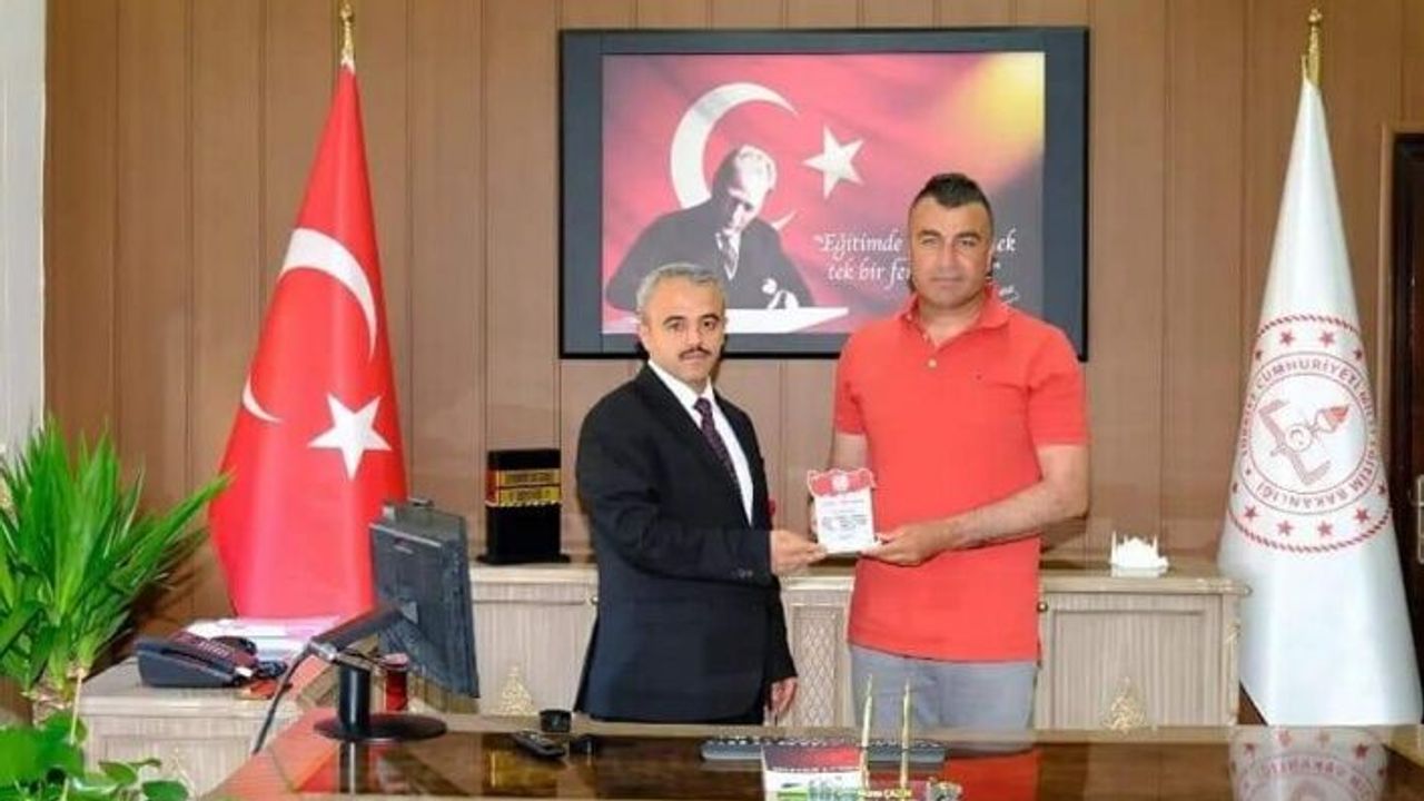 Depremde kurtarma ekibinde yer alan Genç ve arkadaşlarına plaket
