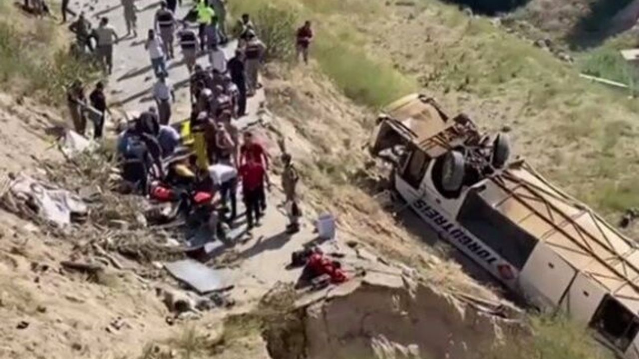 Yolcu Otobüsü Kaza geçirdi: 7 ölü 22 yaralı