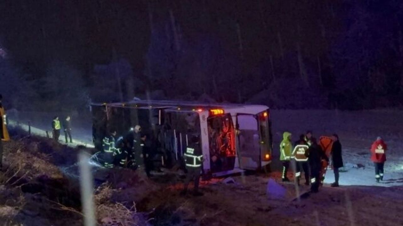 Yolcu otobüsü devrildi 6 ölü 33 yaralı