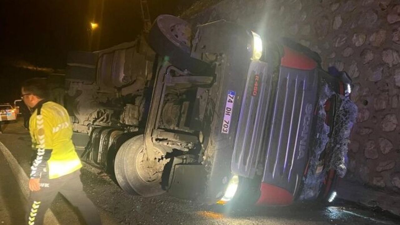 TIR devirdi 100 koyun telef oldu