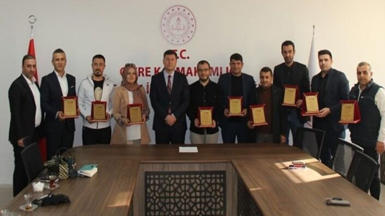 Cizre'de Eğitimde Örnek olan okullar ödülendirildi