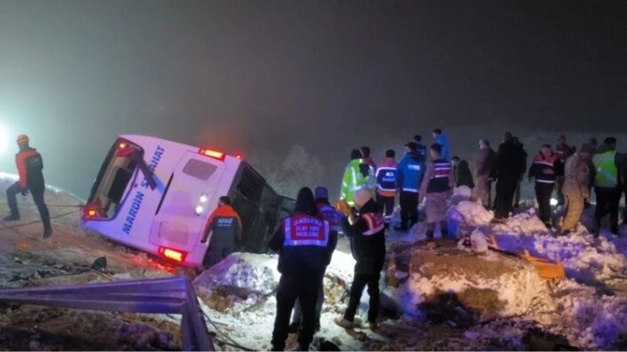 Yolcu otobüsü devrildi 4 ölü 34 yaralı