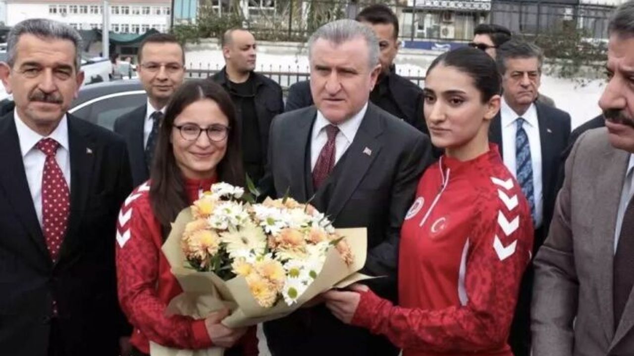 Bakan Bak Şırnak’ta Genç Sporcularla Basket oynadı