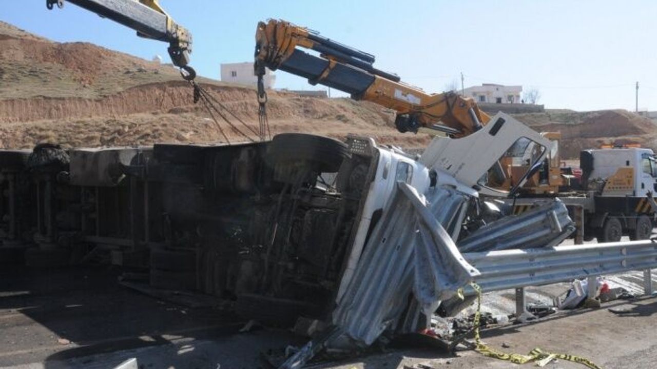 Freni boşalan TIR'da 1 kişi hayatını kaybetti