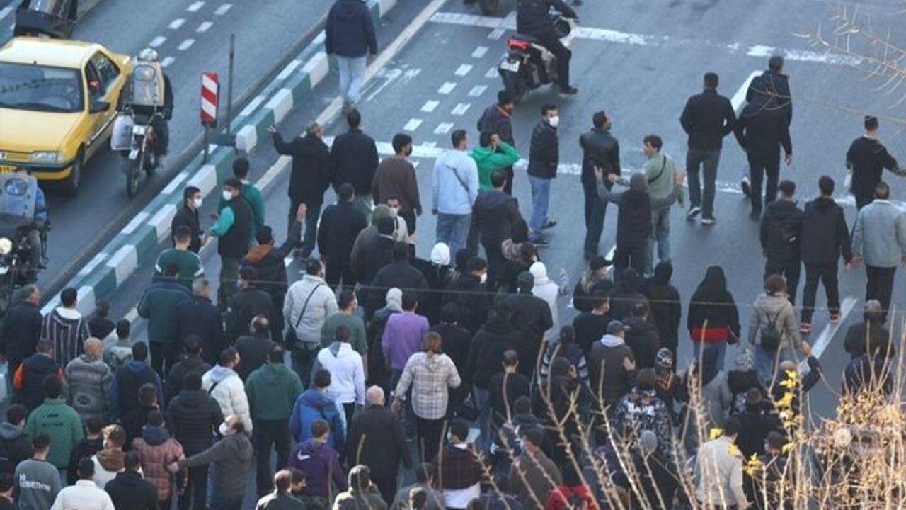 İran’daki protestolar devam ediyor : 18 ölü