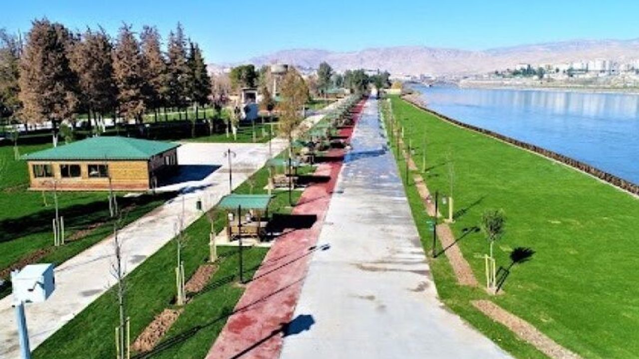 Parkta uygunsuz hareketlerde bulunan kişiler gözaltına alındı