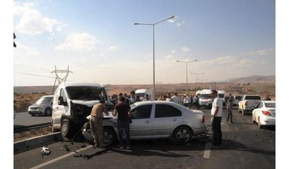 İDİL KARA YOLUNDA KAZA 1 ÖLÜ 8 YARALI