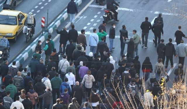 İran’daki protestolar devam ediyor : 18 ölü
