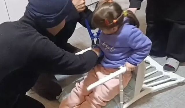 Sandalyeye sıkışan çocuğu itfaiye kurtardı