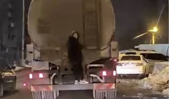 Tankerin arkasına tutnan çocuk tehlike saçtı