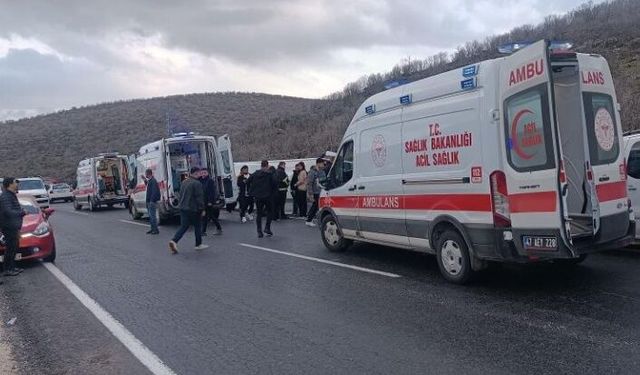 Midyat - İdil yolunda Yolcu otobüsü kaza yaptı 24 kişi yaralandı