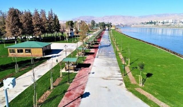 Parkta uygunsuz hareketlerde bulunan kişiler gözaltına alındı