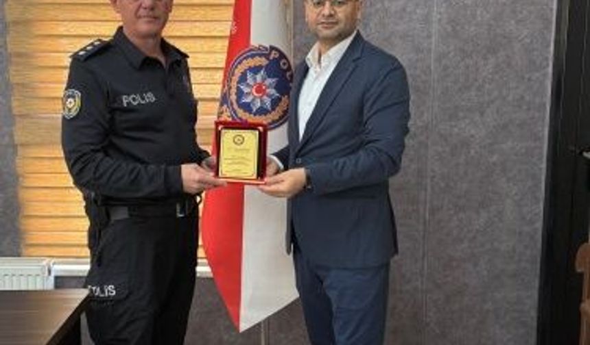 Emniyet müdürüne plaket