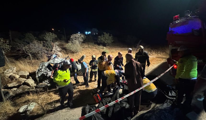 Acı Kaza : 7 Kişi hayatını kaybetti 13 yaralı