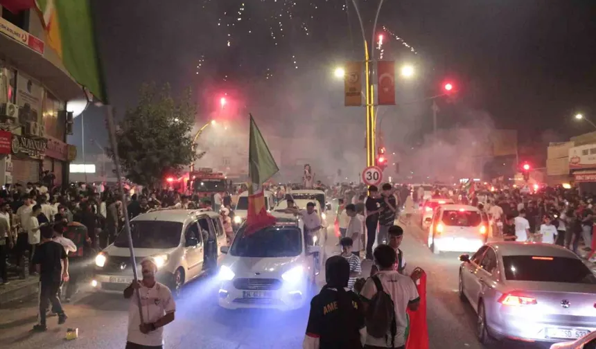 Cizre'de Amedspor taraftarları havai fişekleri birbirine fırlattı, yüzlerce kişi kaçıştı