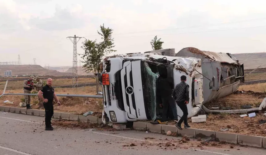 Cizre-İdil karayolunda boş akaryakıt tankeri takla attı, 1 kişi yaralandı